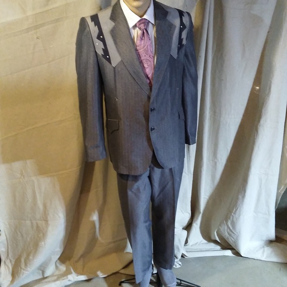 Like new size 46 Western style suit. Pant size 40. 100% knit polyester.